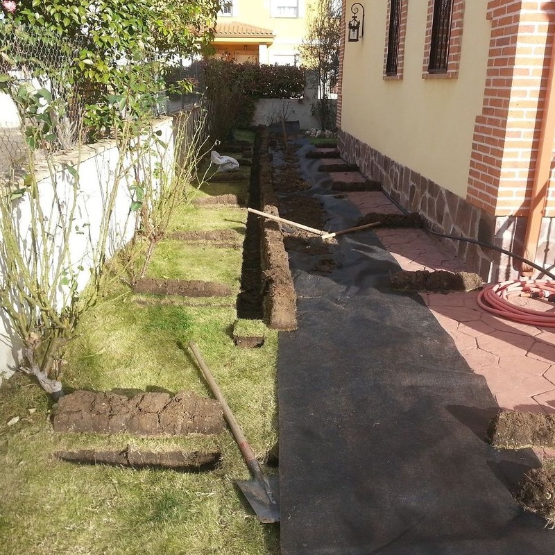 proceso de instalación de riego en jardines