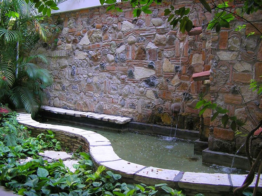 fuente en un jardín con ático en madrid